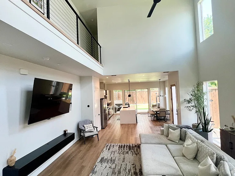 2407 Crossman Ave — Photo 2