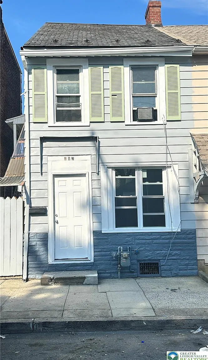 3 bed, 2.0 bath, 1300 sqft, $1,850 — Photo 1