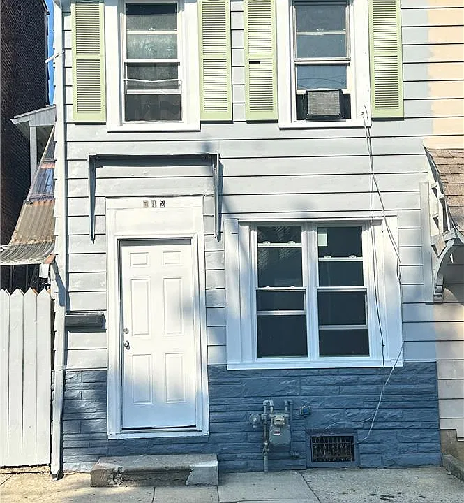 542 N New St