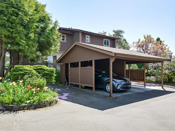 933 Admirals Rd #13, Esquimalt, BC V9A 2P1