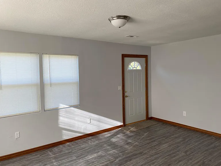 3217 E Locust St — Photo 2
