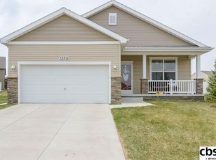 15816 Young Cir, Bennington, NE 68007