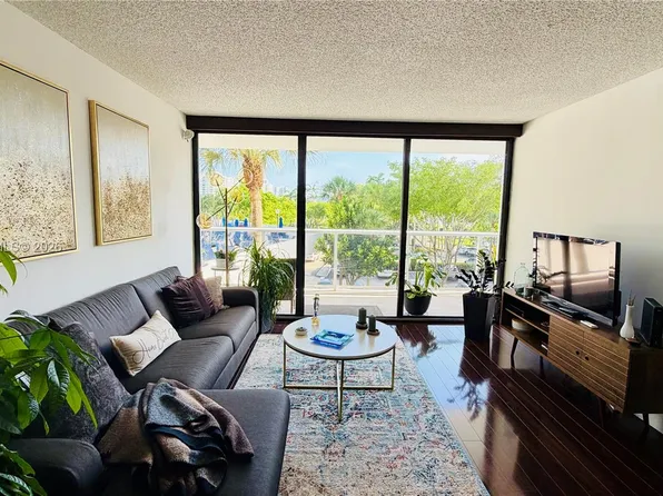 3701 N Country Club Dr APT 304, Aventura, FL 33180