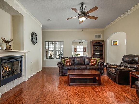 5th image of 2706 N Hills Blvd