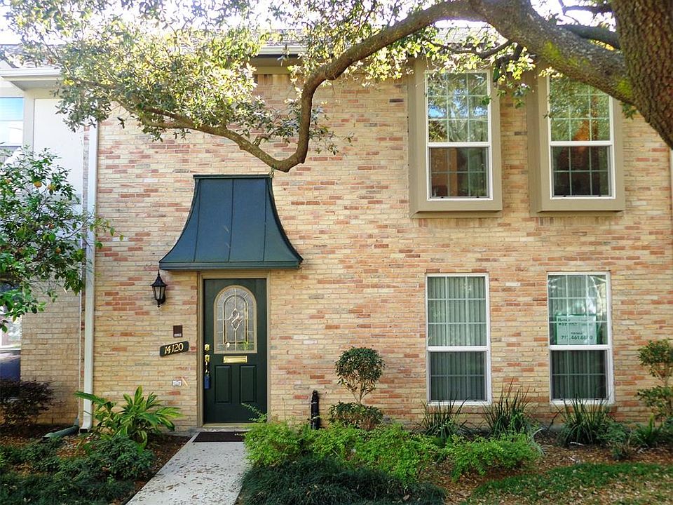 Over 2,400 sq.ft. in this pretty home that has both: a downtairs master bedroom and another one upstairs. On a tranquil courtyard and at the far east end of the complex you have peace and quiet here.