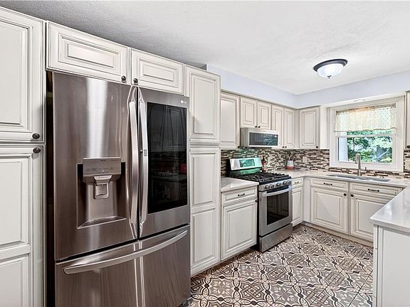 3rd image of 143 Oak Park Dr