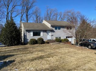 17 Locust Dr, Morris Plains, NJ 07950