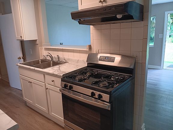 5th image of 906 W South St APT 3