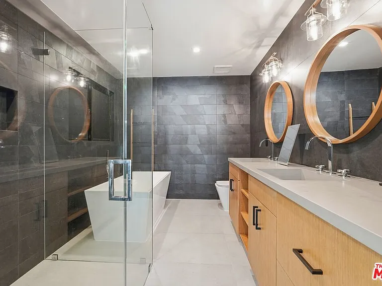 5735 Saloma Ave — Photo 13