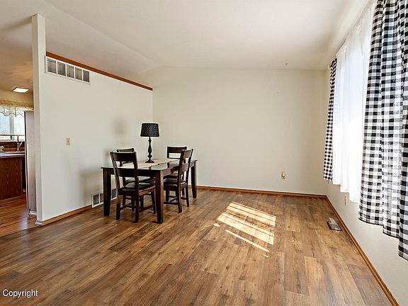 5th image of 401 Sandcreek Cir