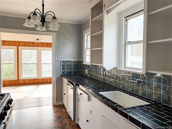 4th image of 257 E Linden St