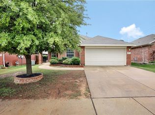 15513 Gatehouse Dr, Roanoke, TX 76262