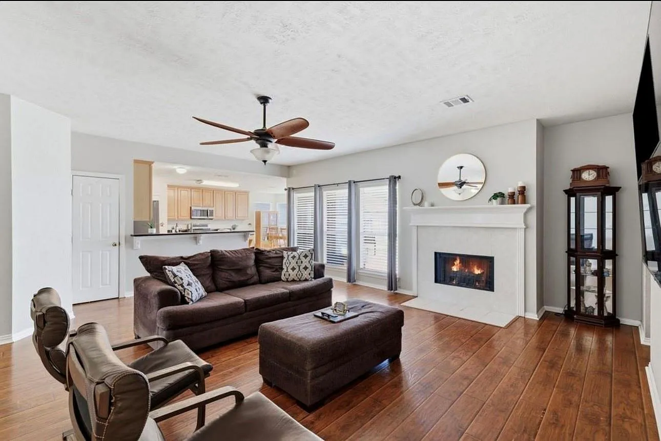 4 bed, 2.0 bath, 2025 sqft, $2,795 — Photo 4