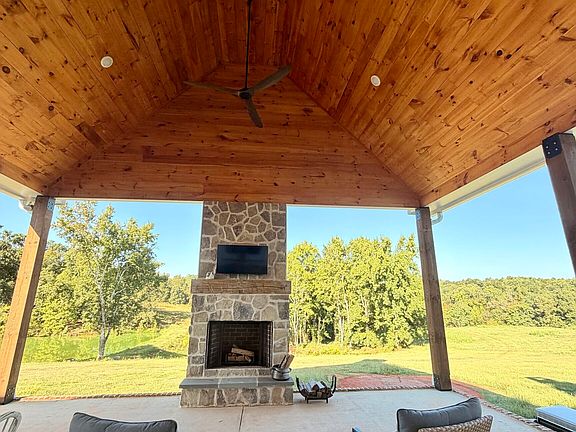 3rd image of 425 Vineyards Creek Church Rd