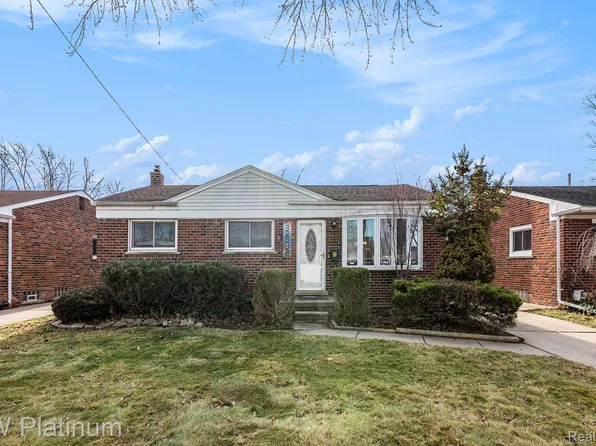 32538 Larkmoor St, Saint Clair Shores, MI 48082