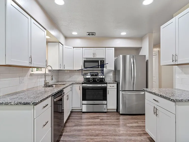 1334 Henderson Dr — Photo 9