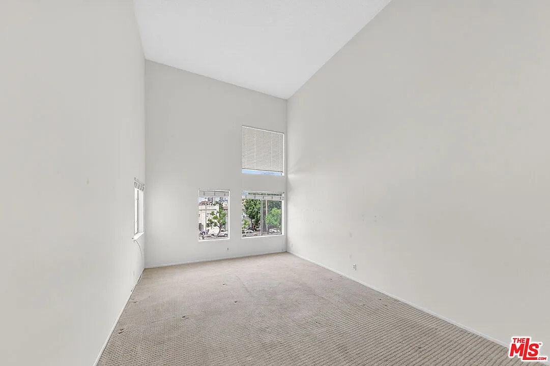 1 bed, 1.0 bath, 926 sqft, $2,300 — Photo 2