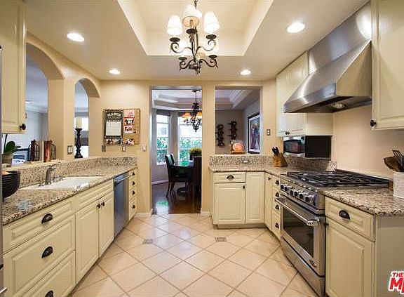 5th image of 2032 S Barrington Ave #3A