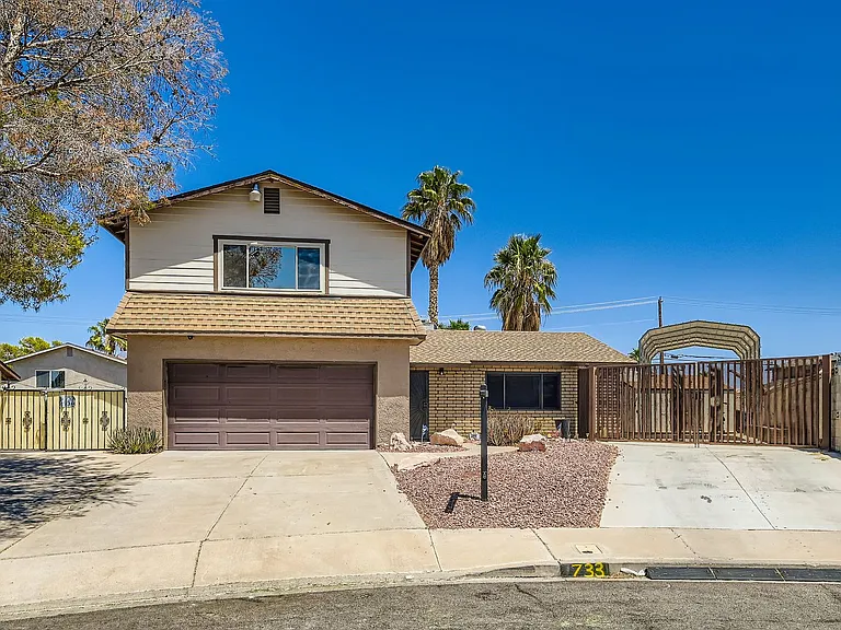 733 Strawberry Pl — Photo 2