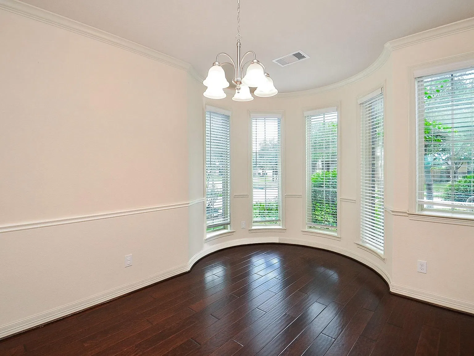 5 bed, 4.0 bath, 4408 sqft, $3,900 — Photo 3