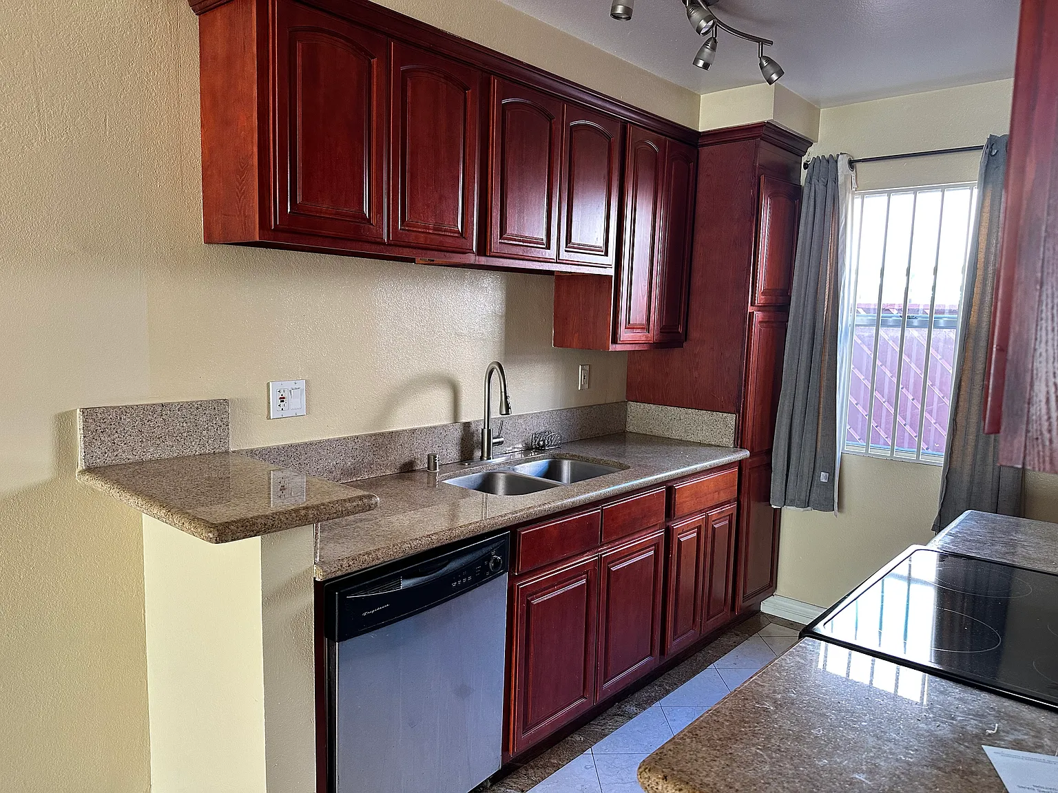 2 bed, 1.5 bath, 970 sqft, $2,500 — Photo 4