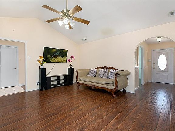 4th image of 1409 Guildford St