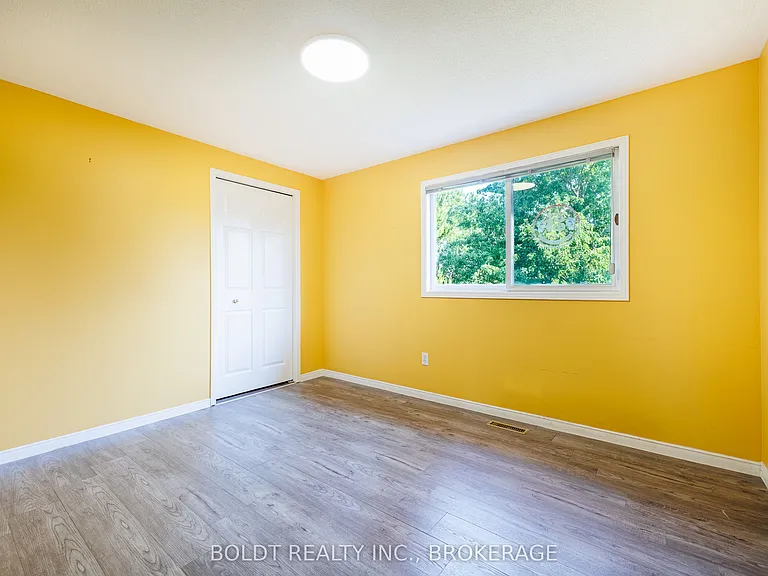 64 Carmine Cres — Photo 17