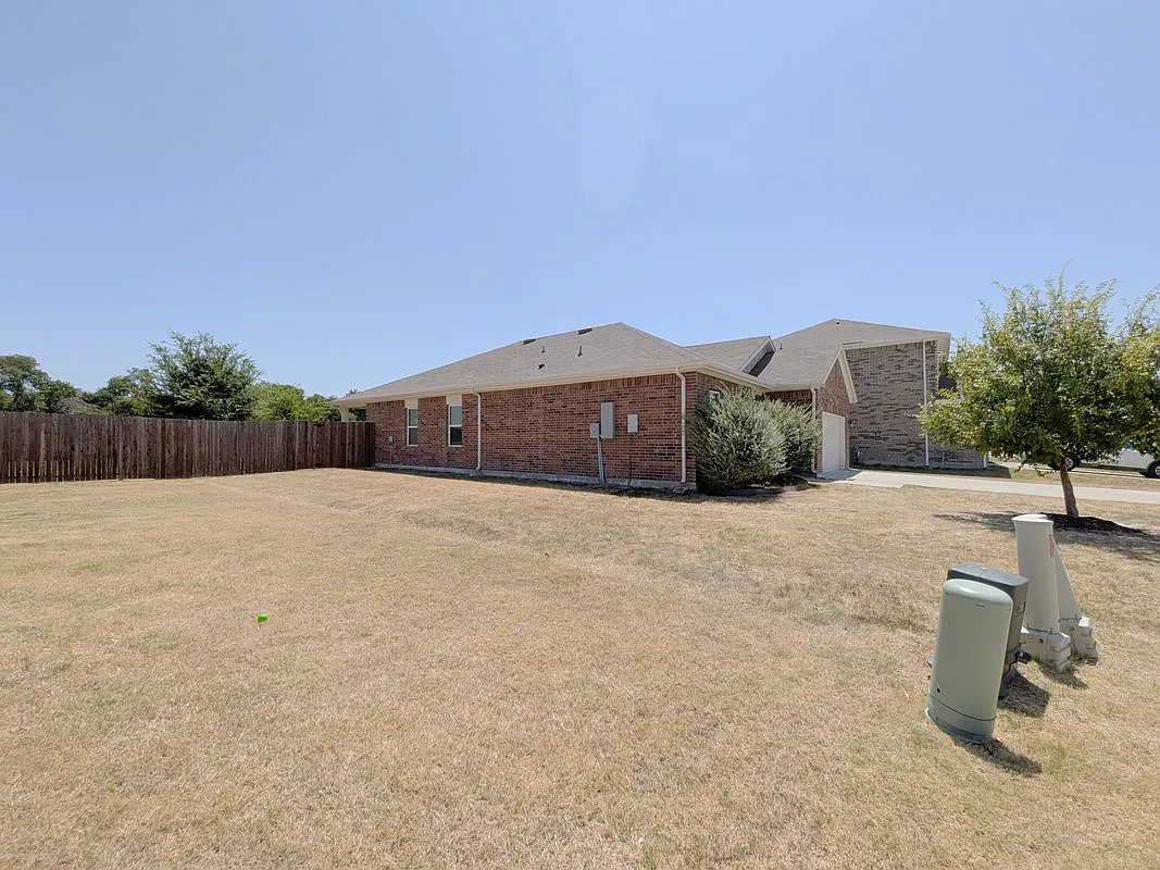 4 bed, 2.0 bath, 1779 sqft, $1,995 — Photo 3