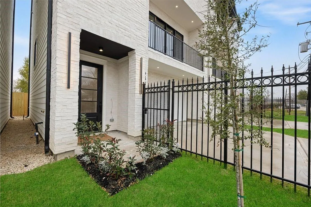 3 bed, 3.5 bath, 2401 sqft, $2,995 — Photo 3