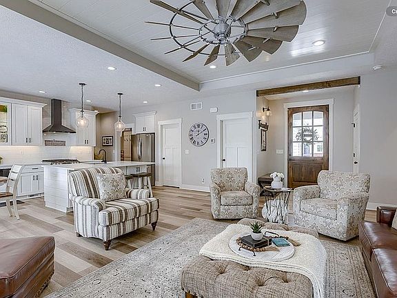 5th image of 2811 Brooks Hollow Dr