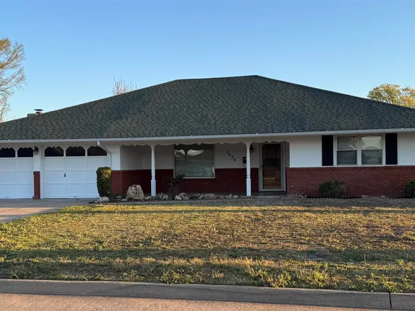 2424 Indian Dr, Enid, OK 73703