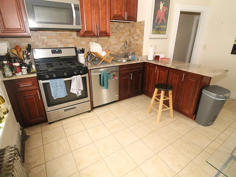 35 Raymond St — Photo 2