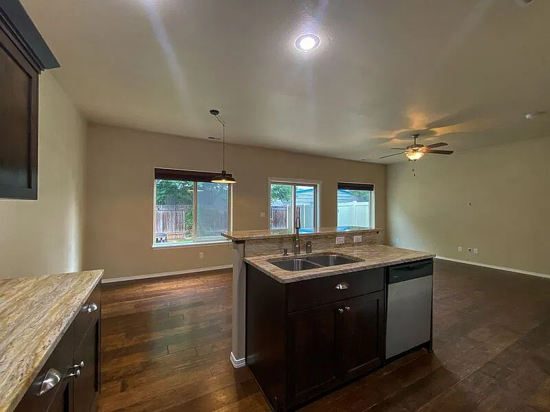 3 bed, 2.5 bath, 1499 sqft, $2,345 — Photo 3