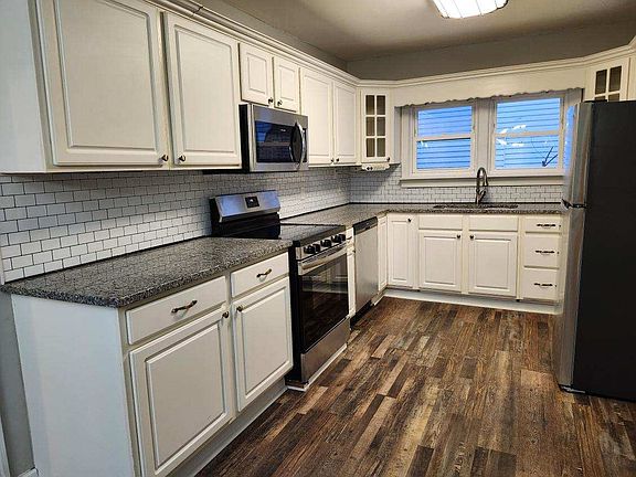 Kitchen w/ New flooring, Appliances, Backsplash and Granite Countertops