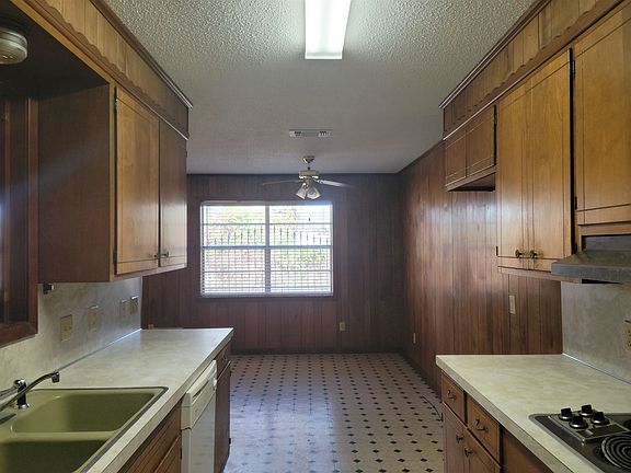 3rd image of 13 Broadmoor Dr
