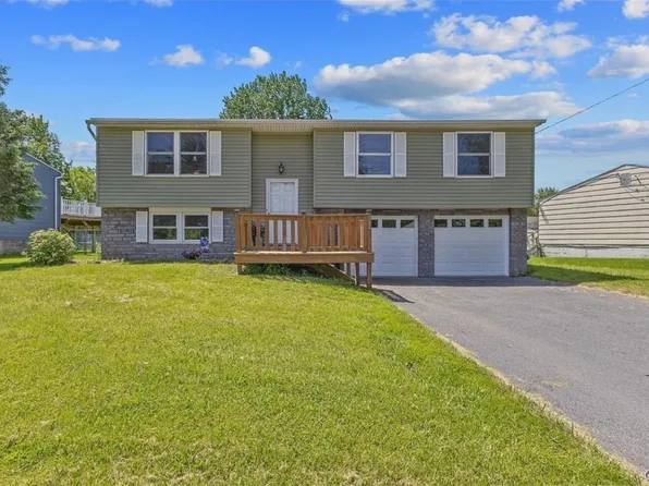 8256 Elaine Cir, Liverpool, NY 13090
