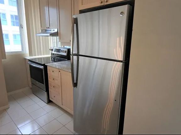 5th image of 555 Yonge St #703