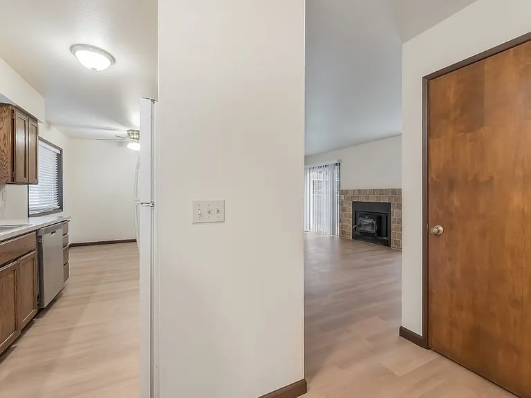 730 E Gregory Ln — Photo 6