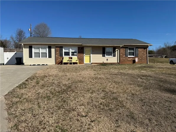 303 Crestview Dr, King, NC 27021