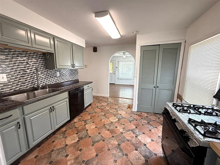 5645 Fenton St — Photo 4