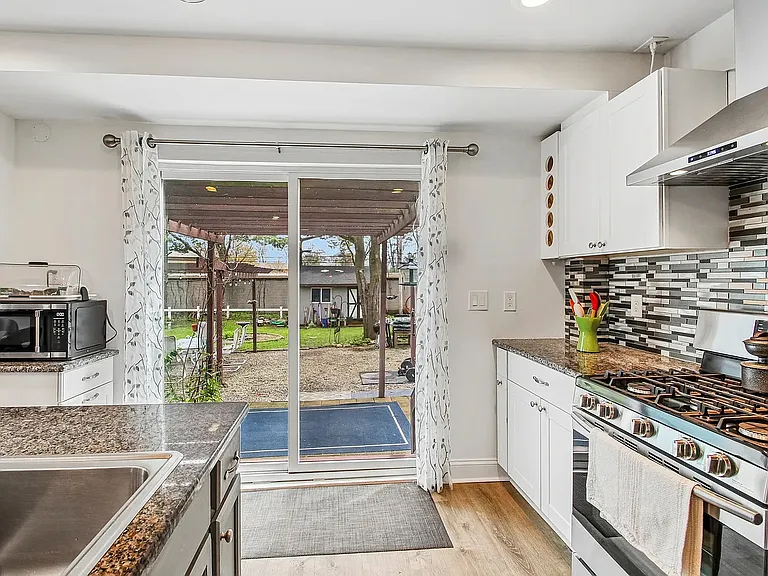 312 Howland Ave — Photo 12