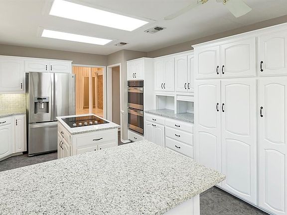 5th image of 921 Oakwood Ave