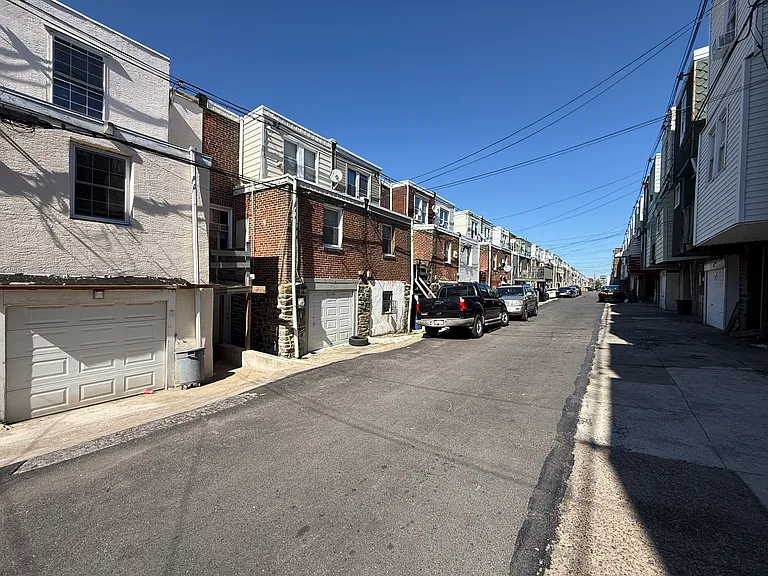 212 E Sheldon St — Photo 41