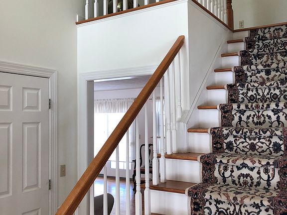 Center hall 2-story entry