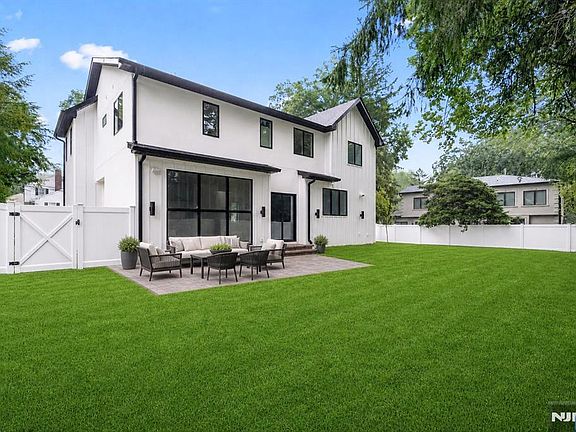 4th image of 65 Lenox Avenue