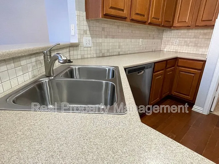 4645 Penelope Ln — Photo 7