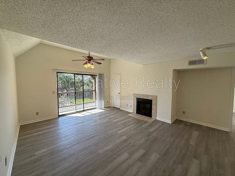 385 Woodside Dr #306