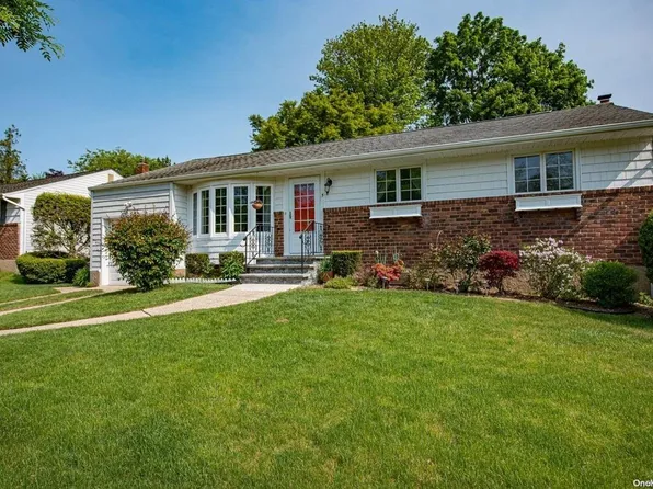 5 E Allison Drive, Old Bethpage, NY 11804