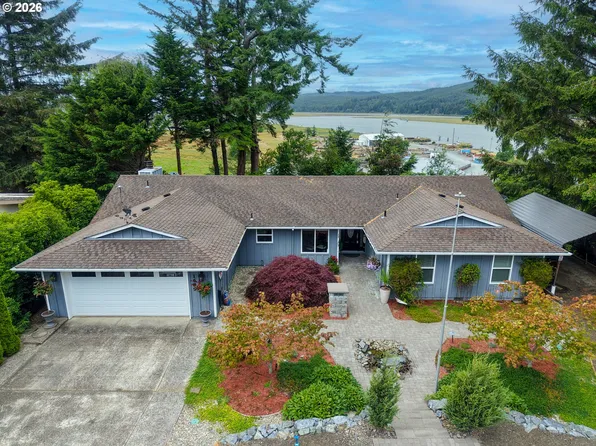 1689 Applewood Dr, Coos Bay, OR 97420