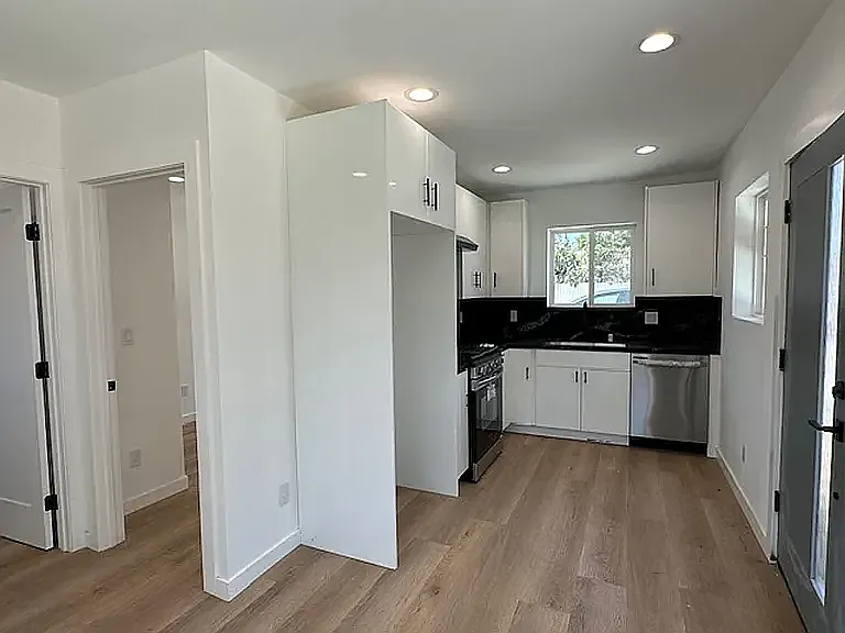 1 bed, 616 sqft, $1,350 — Photo 2